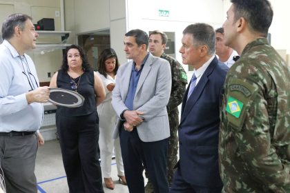 Élvio Dutra apresenta instalações do ISI à comitiva_