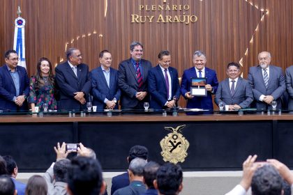 Em nome da Suframa, superintendente recebe homenagem