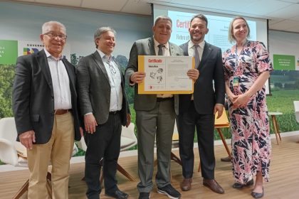 FOTO 1_ENTREGA CERTIFICADO AM LIVRE DE FEBRE AFTOSA SEM VACINACAO EM BRASÍLIA_CAETANINHA CAVALCANTI
