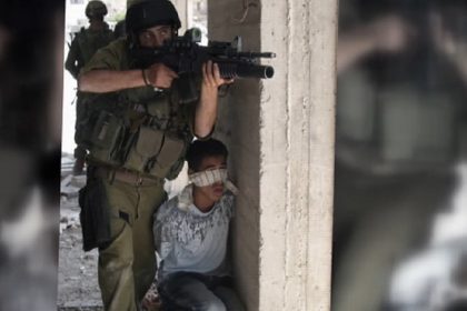 Garoto-palestino-serve-de-escudo-humano-em-Gaza-Video-da-Al-Jazeera