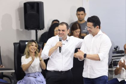 Governador Roberto Cidade e o novo titular da SES Luís Alberto Saraiva Santos_Foto_Alex Gomes_Secom
