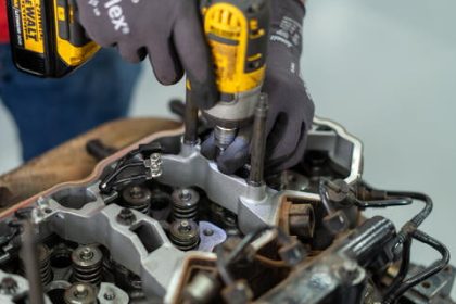 Operário trabalhando em motor na FPT Industrial - Fábrica de Motores - Sete Lagoas/MG *** Local Caption *** Fábrica de Motores