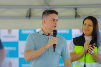 Prefeito David Almeida anuncia criação de programa que irá possibilitar aquisição de 320 ônibus alternativos e 100 táxis que operam no aeroporto (2)