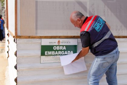 Prefeitura de Manaus embarga obra de faculdade que causou cratera em rua do bairro Nossa Senhora das Graças 3