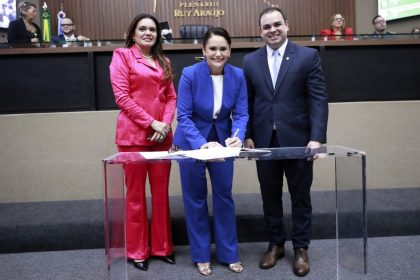 Professora Jacqueline toma posse como deputada estadual na Aleam e reforça presença feminina no Parlamento - Foto - Danilo Mello - Aleam