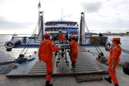 Resgate de vítimas de naufrágio de embarcação 1_foto Alex Pazuello Secom