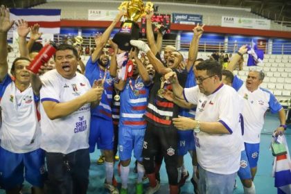 SEDEL Carauari levantando a taça de campeão FOTO Julcemar Alves