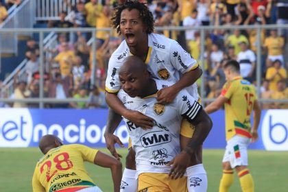 SEDEL - Sassá e Ênio Comemoram Gol do Amazonas FOTO Julcemar Alves Sedel