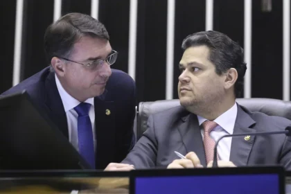 alcolumbre e flávio bolsonaro