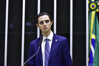 Amom está em Brasília, mas de olho em possíveis "escorregadas" de David Almeida (Foto: Divulgação/ assessoria Amom)