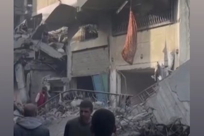 Dezenas de mortos estão nos escombros (Foto: Motaz Azaiza