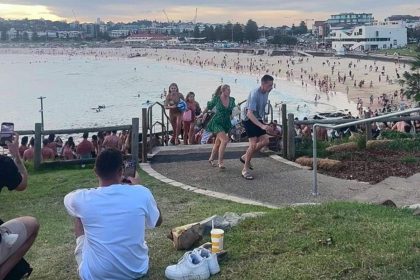 This screen grab of UGC video taken on December 14, 2025 and received courtesy of Mike Ortiz shows beach-goers fleeing Bondi Beach after gunmen opened fire, in Sydney on December 14, 2025. Two suspected shooters opened fire at Sydney's iconic Bondi Beach, killing nine people and wounding multiple others in an attack that spread panic, with bodies reported lying on the ground. (Photo by Mike Ortiz / UGC / AFP) / NO USE AFTER DECEMBER 24, 2025 10:52:26 GMT - RESTRICTED TO EDITORIAL USE  MANDATORY CREDIT «  AFP PHOTO / UGC / MIKE ORTIZ » - NO MARKETING NO ADVERTISING CAMPAIGNS  DISTRIBUTED AS A SERVICE TO CLIENTS [ NO ARCHIVE ]