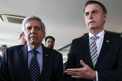 Bolsonaro pode ter contado com a ajuda do general Augusto Heleno (ex-comandante do CMA) para apoiar acampamentos em quartéis do Exército (Foto: Divulgação)