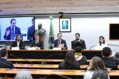 Deputado Glauber Braga (PSOL-RJ) presidiu a sessão e criticou a ausência de representação dos ministérios da Fazenda e Casa Civil (Foto: Elio Rizzo/Câmara dos Deputados)