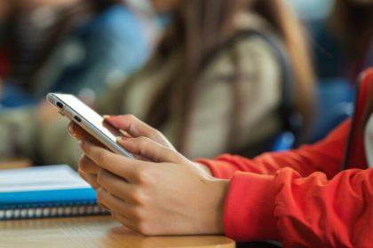 celular-escola-estudante-aluno-freepik-768x492