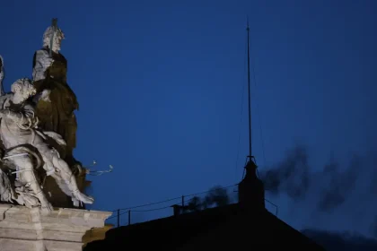 conclave fumaça preta