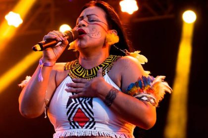 Em setembro deste ano, Djuena Tikuna ganhou repercussão na mídia local após cancelar o show que faria no '#SouManaus 2023 (Foto: Reprodução/Facebook)