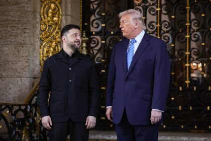PALM BEACH, FLORIDA - DECEMBER 28: U.S. President Donald Trump greets Ukrainian President Volodymyr Zelensky at Trump's Mar-a-Lago club on December 28, 2025 in Palm Beach, Florida. Trump invited Zelensky to his private club to work on a U.S.-proposed peace plan to end the war in Ukraine as the conflict approaches four years since the sudden full-scale invasion by Russia on February 24, 2022.   Joe Raedle/Getty Images/AFP (Photo by JOE RAEDLE / GETTY IMAGES NORTH AMERICA / Getty Images via AFP)