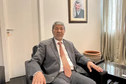 Ibrahim Alzeben, embaixador da Palestina no Brasil, ao lado de um retrato do líder palestino Yasser Arafat (Foto: Camila Araujo/Brasil de Fato)