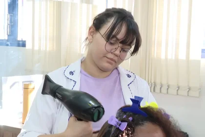 estudante_em_curso_de_cabeleireiro_do_senac