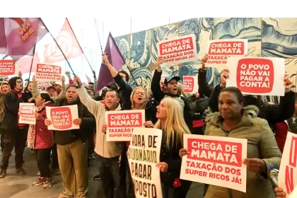 frente_povo_sem_medo_ocuparam_hoje_a_sede_do_itau_03