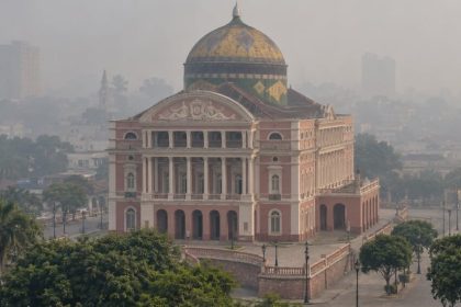 A fumaça das queimadas compromete a qualidade do ar em Manaus e exige reduzir a exposição - Imagem ilustrativa criada por inteligência artificial