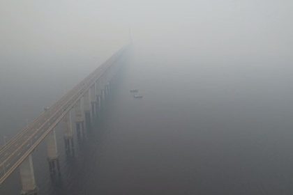 Nesta sexta-feira (13/10) a fumaça encobriu quase que totalmente a Ponte rio Negro (Foto: Reprodução/Twitter)