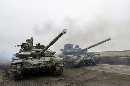 Ukrainian army tank units drive towards Kherson's frontline on the way to Kherson on November 18, 2022. (Photo by BULENT KILIC / AFP)