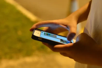 jovem celular