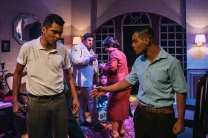 junior-victorino-omar-e-beto-monteiro-yaqub-em-cena-no-espetaculo-dois-irmaos-em-manaus-foto-hamyle-nobre-menina-miuda-producoes-artisticas