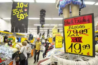 loja-de-roupas-com-cartazes-de-promocao_0
