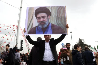 manifetante cartaz mojtaba