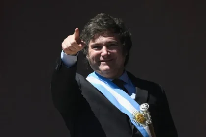 Milei tem enfrentando duras críticas de movimentos populares argentinos (Foto: Reprodução)