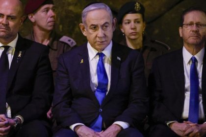 Jerusalem (-), 06/05/2024.- Israeli Prime Minister Benjamin Netanyahu (C) and President Isaac Herzog (R) attend a wreath-laying ceremony marking Israel's national Holocaust Remembrance Day in the Hall of Remembrance at Yad Vashem, the World Holocaust Remembrance Centre, in Jerusalem, 06 May 2024. Israel marks the memorial day to commemorate the approximately six million Jews killed in the Holocaust by Nazi Germany during World War II (WWII). (Alemania, Jerusalén) EFE/EPA/AMIR COHEN / POOL