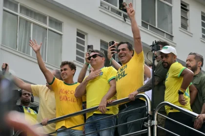 nikolas e flávio bolsonaro