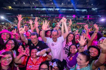 omar aziz com movimento de mulheres