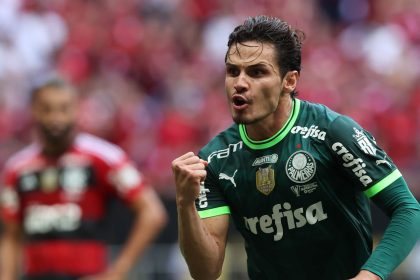 O jogador Raphael Veiga, da SE Palmeiras, comemora seu gol contra a equipe do CR Flamengo, durante partida válida pela final da Supercopa do Brasil, no Estádio Mané Garrincha. (Foto: Cesar Greco/Palmeiras/by Canon)