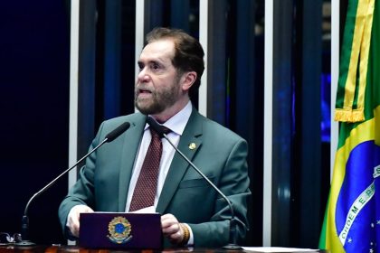 Plínio Valério fez as críticas ao discursar na tribuna do Senado (Foto: Divulgação/Agência Senado)