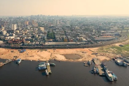 O Porto de Manaus está cada vez mais seco (Foto: Thiago Oliver/Divulgação)
