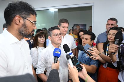 Durante a entrega da Central do Empreendedor, o prefeito de Manaus, David Almeida, foi questionado sobre a reivindicação dos educadores (Foto: Divulgação/ Semcom)