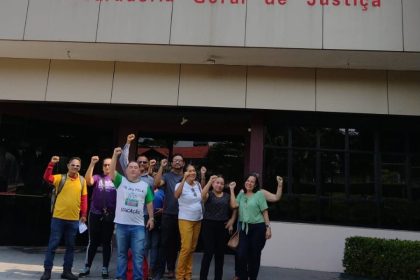 Os professores se reuniram na sede do MPAM nesta quinta-feira (Foto: Divulgação/Asprom)