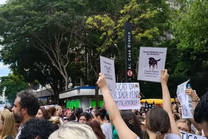 protesto orelha