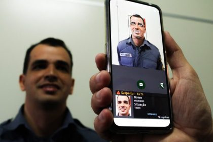 A Polícia Militar do Amazonas utiliza a tecnologia de reconhecimento facial por meio de um aplicativo nos celulares corporativos dos policiais (Foto: Divulgação/PM)