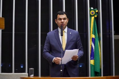 Na tribuna de Câmara, parlamentar amazonense lembrou que no Amazonas vivem 4 milhões de brasileiros que têm direito a emprego, renda e a ter sua cidadania respeitada (Divulgação)
