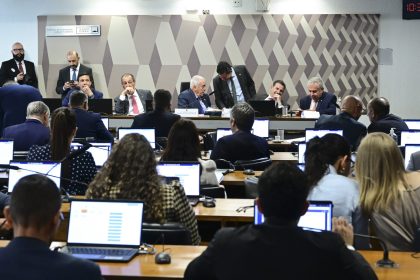 Comissão de Constituição, Justiça e Cidadania (CCJ) realiza reunião com 6 itens. Entre eles, o PL 1.388/2023, que atualiza regras da Lei do Impeachment, incluindo critérios para abertura de processo contra ministros do STF. O relatório propõe ajustes em quórum, prazos e legitimados para apresentação de denúncias. 
A pauta inclui ainda o PL 4.752/2025, que cria o Marco Legal da Cibersegurança; o PL 3.220/2019, sobre compartilhamento de postes; o PL 3.758/2024, sobre destinação de imóveis da União; e o PL 5.760/2023, que trata da proteção de trabalhadores resgatados de condição análoga à escravidão.

Mesa: 
senador Omar Aziz (PSD-AM); 
presidente da CCJ, senador Otto Alencar (PSD-BA); 
senador Sergio Moro (União-PR); 
vice-presidente da CCJ, senador Vanderlan Cardoso (PSD-GO);
senador Angelo Coronel (PSD-BA). 

Foto: Geraldo Magela/Agência Senado