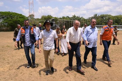 O vice-presidente esteve em Manaus no início deste m~es onde viu de perto os efeitos da seca (Foto: Divulgação/Semcom)